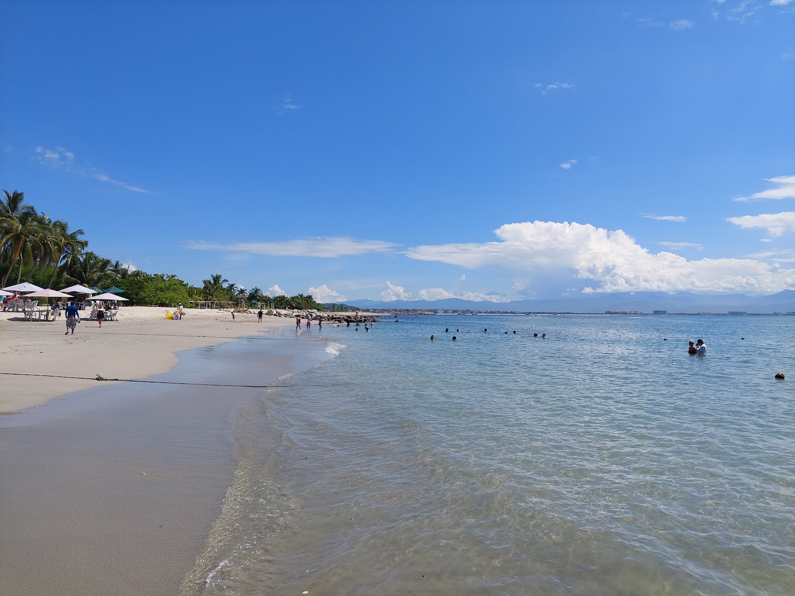 Foto de Manzanilla beach com areia brilhante superfície