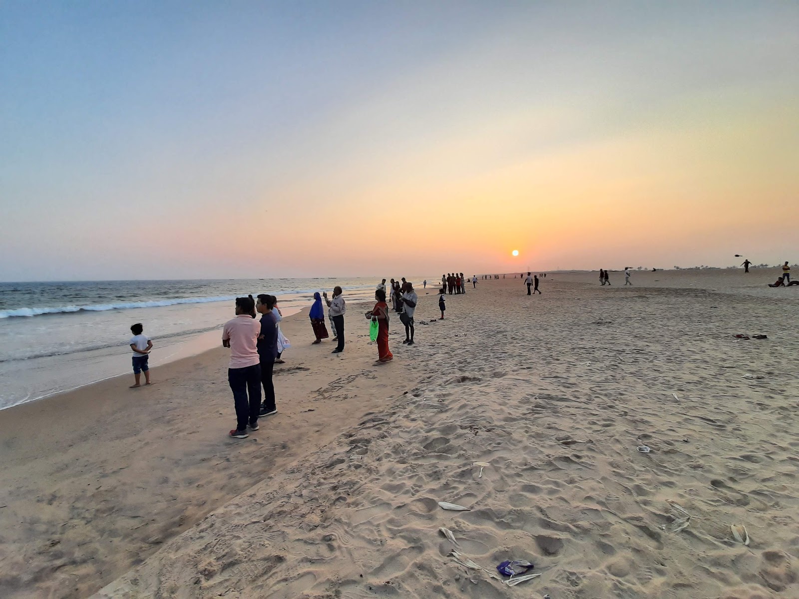 Paradeep Sea Beach的照片 带有明亮的沙子表面