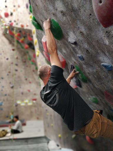 Rock Climbing Gym «Hangar 18 Indoor Climbing Gym - East Riverside», reviews and photos, 2111 Iowa Ave, Riverside, CA 92507, USA