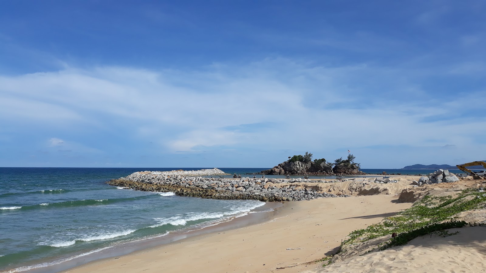 Foto de Kemasik Beach respaldado por acantilados
