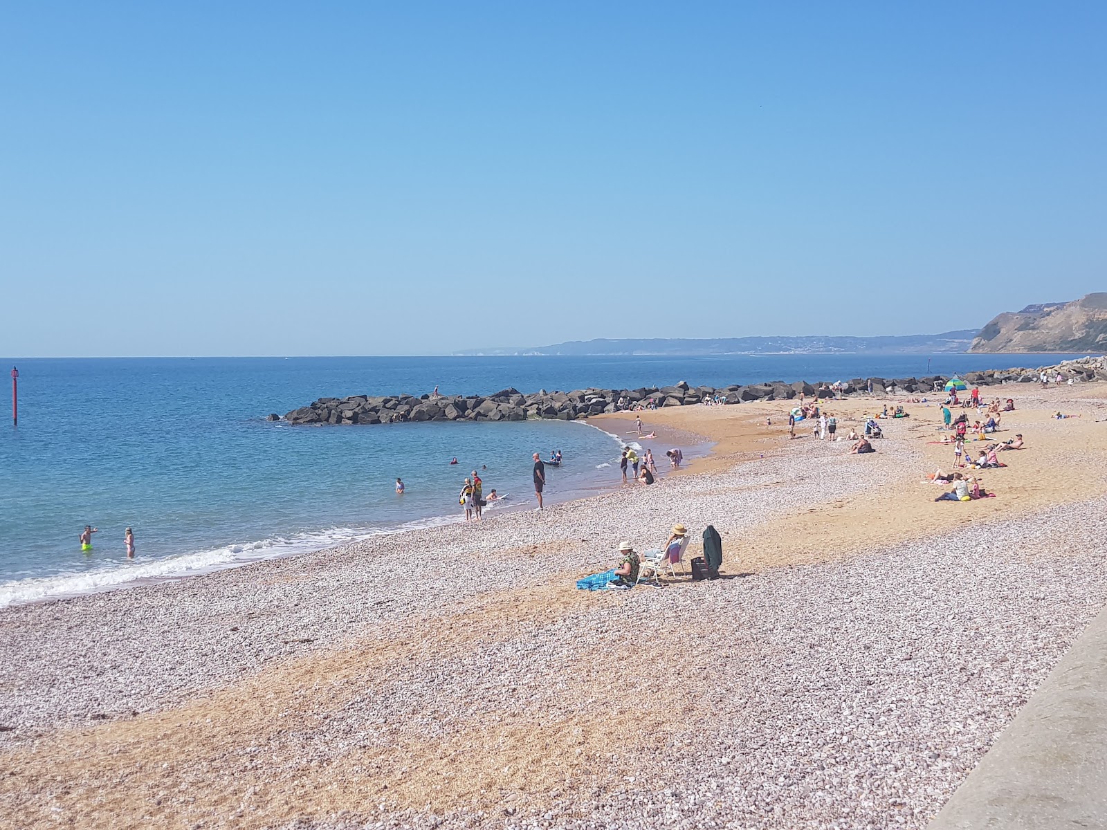 Foto von West Bay beach Dorset mit heller kies Oberfläche
