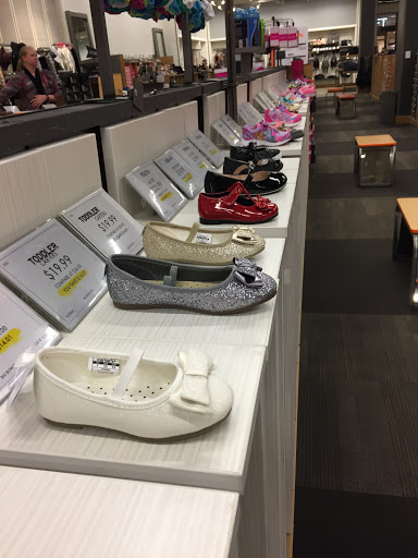 Shoe Store «DSW Designer Shoe Warehouse», reviews and photos, 15001 Potomac Town Pl #120, Woodbridge, VA 22192, USA