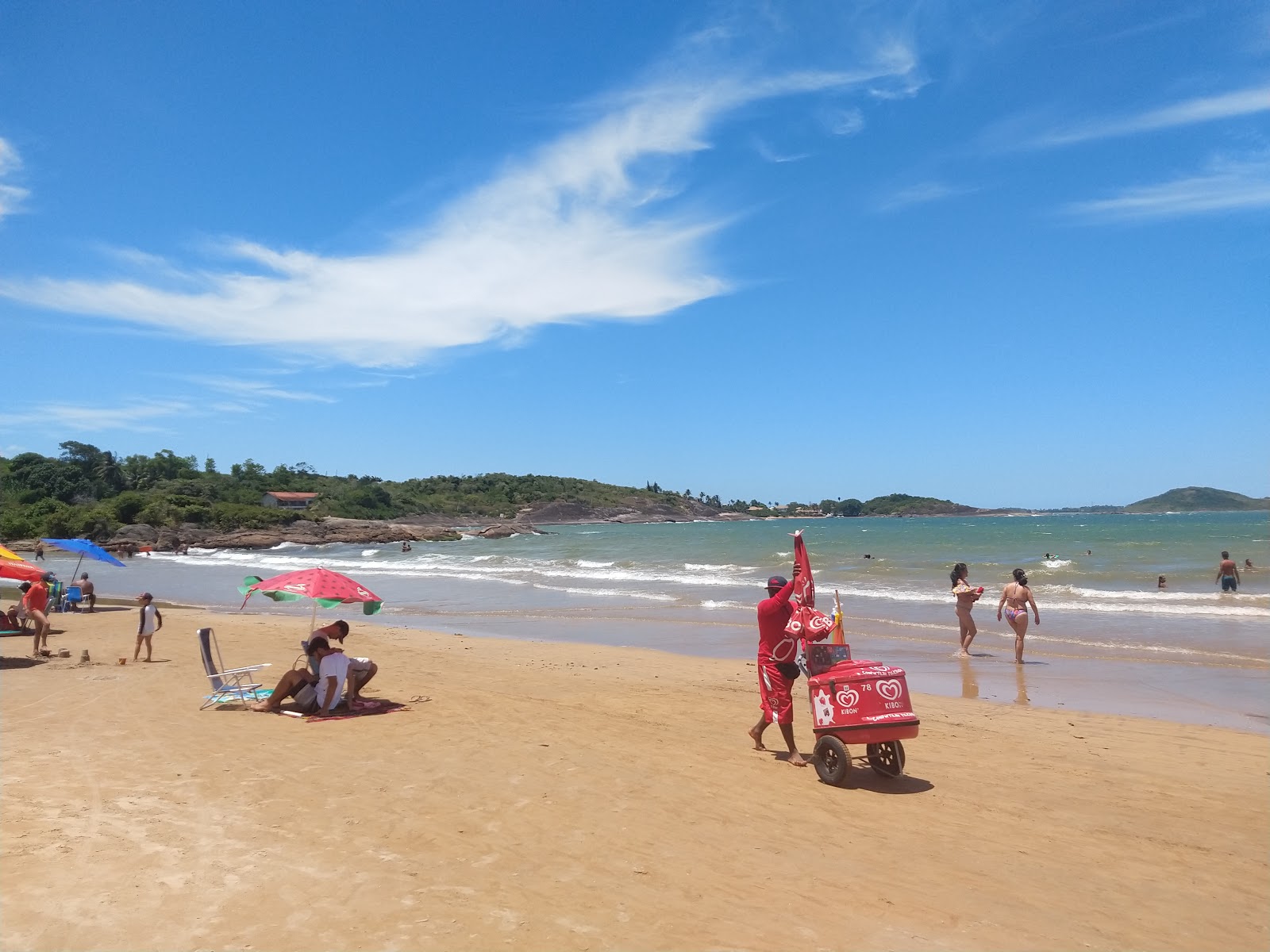 Foto av Cerca Beach omgiven av berg