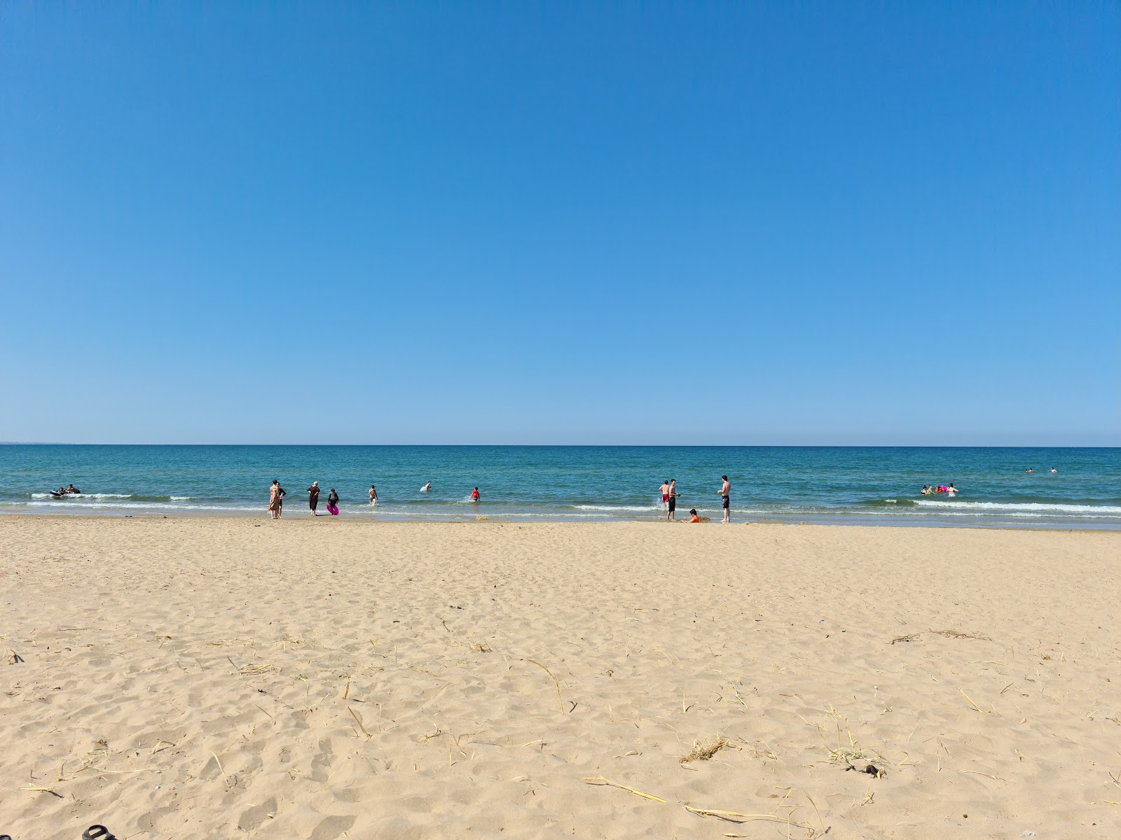 Foto di Tarhib Beach con una superficie del sabbia beige