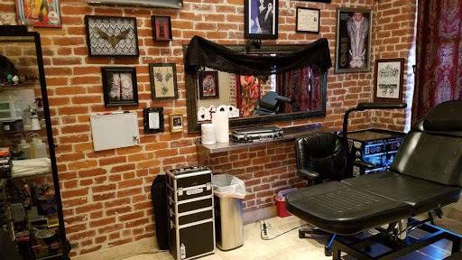 Explore traditional knee tattoo ideas, creative tattoo ideas in Venice, available at Ink Monkey Tattoo and Piercing