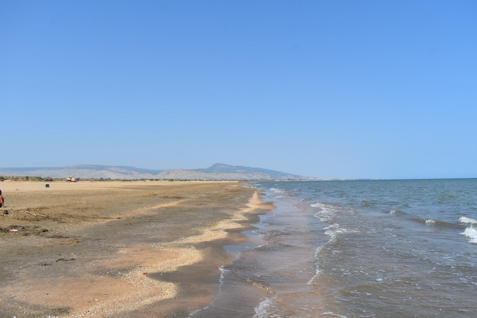 Photo de Juzhnyy Beach avec rivage droit, long