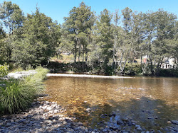 Praia Fluvial da Folgosa'in fotoğrafı - rahatlamayı sevenler arasında popüler bir yer