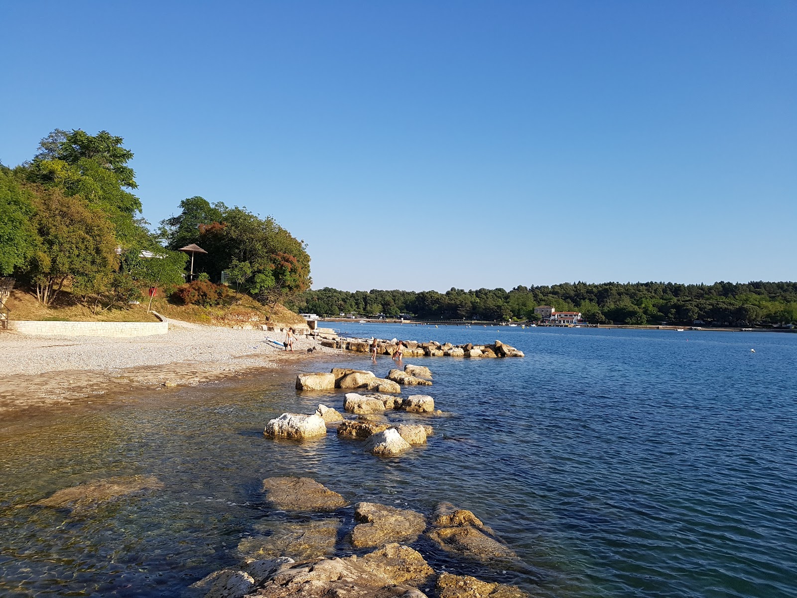 Crnika beach的照片 带有碧绿色纯水表面