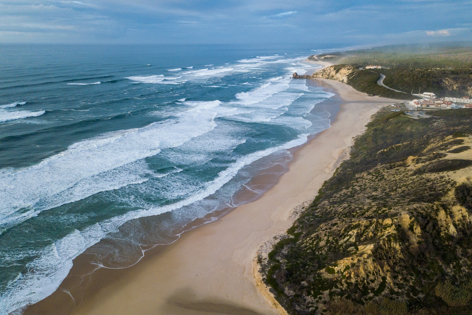 Foto van Praia da Mina met recht en lang