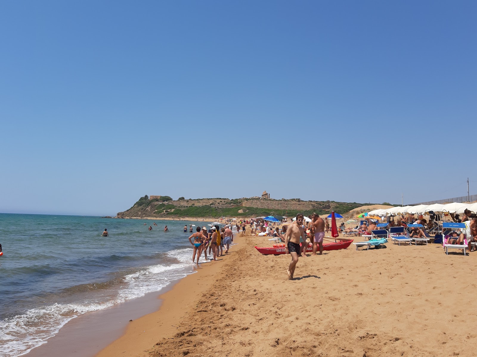 Foto di Spiaggia di Calannino con una superficie del sabbia beige