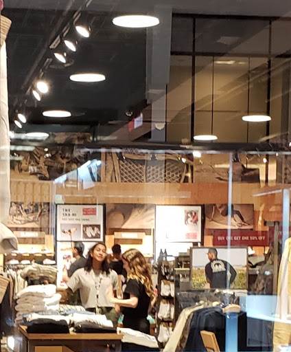 Shoe Store «Vans», reviews and photos, 7101 Democracy Blvd, Bethesda, MD 20817, USA