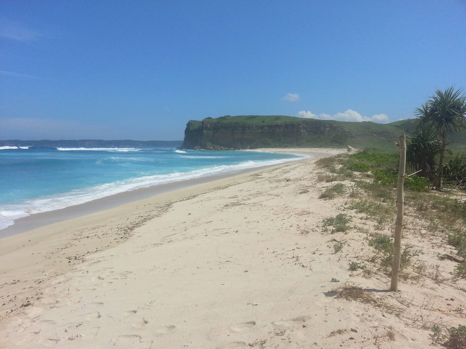 Photo de Tabuan Beach protégé par des falaises