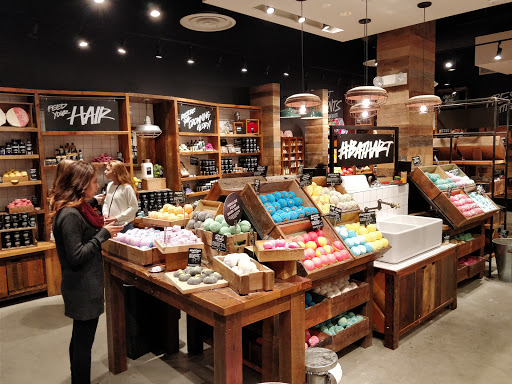 Cosmetics Store «LUSH Fresh Handmade Cosmetics», reviews and photos, 51 Oakbrook Center, Oak Brook, IL 60523, USA