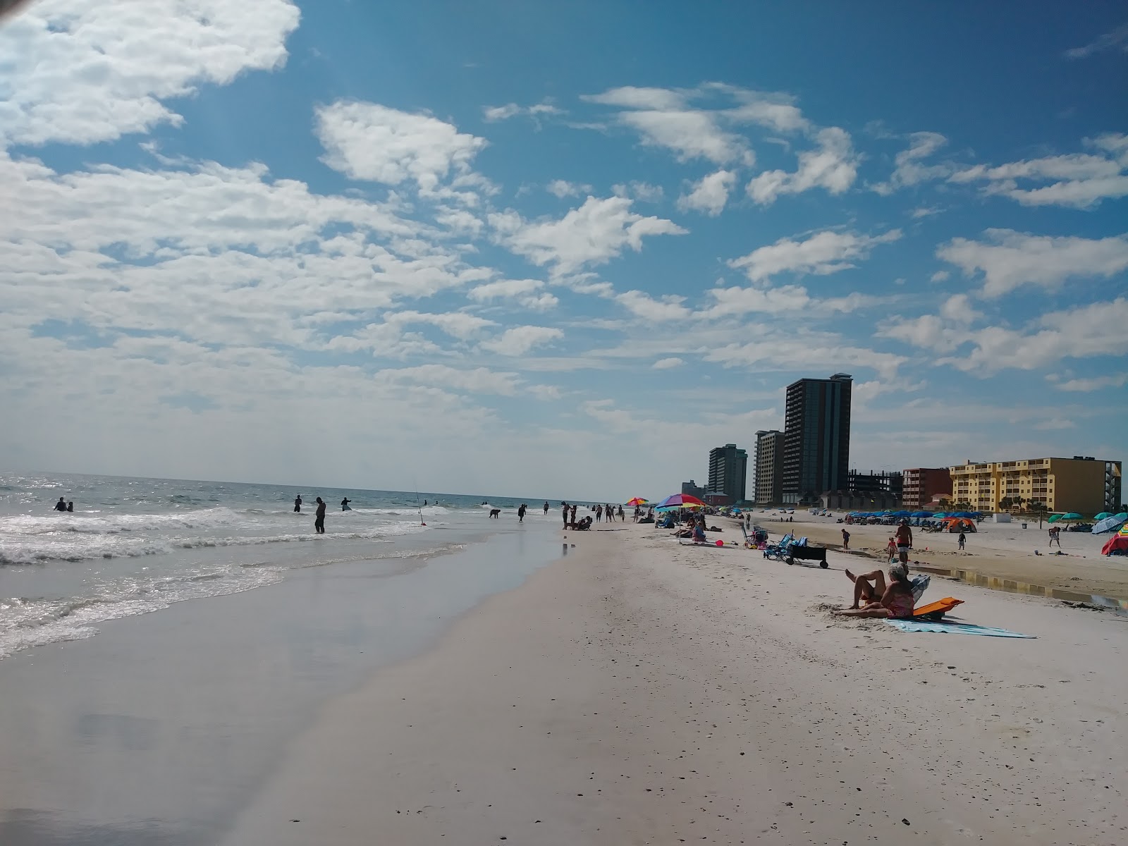 Gulf shores beach的照片 带有碧绿色纯水表面