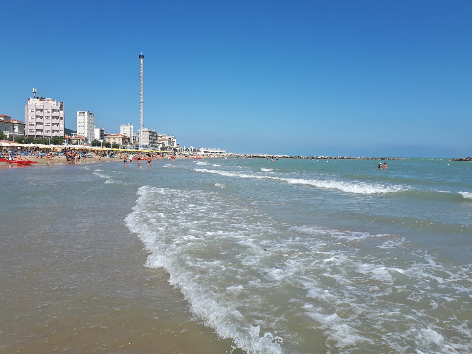 Pesaro Beach'in fotoğrafı düz ve uzun ile birlikte