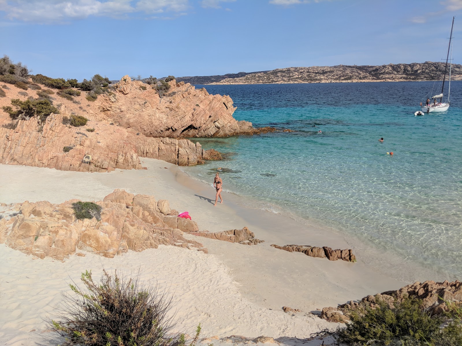 Foto av Stranden Cala Soraya med fin beige sand yta