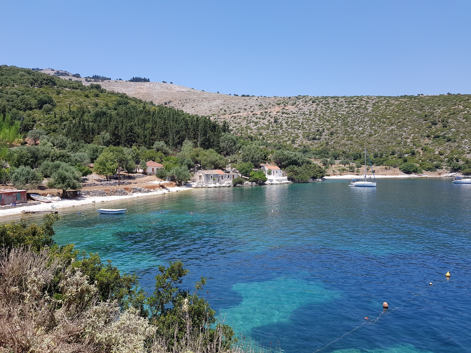 Foto de Agia Sofia beach con guijarros beige superficie