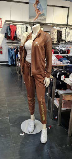 Clothing Store «GUESS Factory», reviews and photos, 12801 W Sunrise Blvd #631, Sunrise, FL 33323, USA