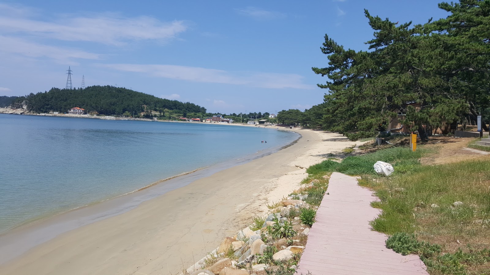 Foto av Jiri Cheongsong Beach omgiven av klippor