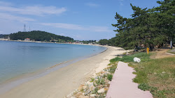 Foto von Jiri Cheongsong Beach von Klippen umgeben