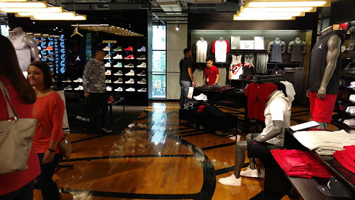 Sporting Goods Store «Nike Chicago», reviews and photos, 669 N Michigan Ave, Chicago, IL 60611, USA