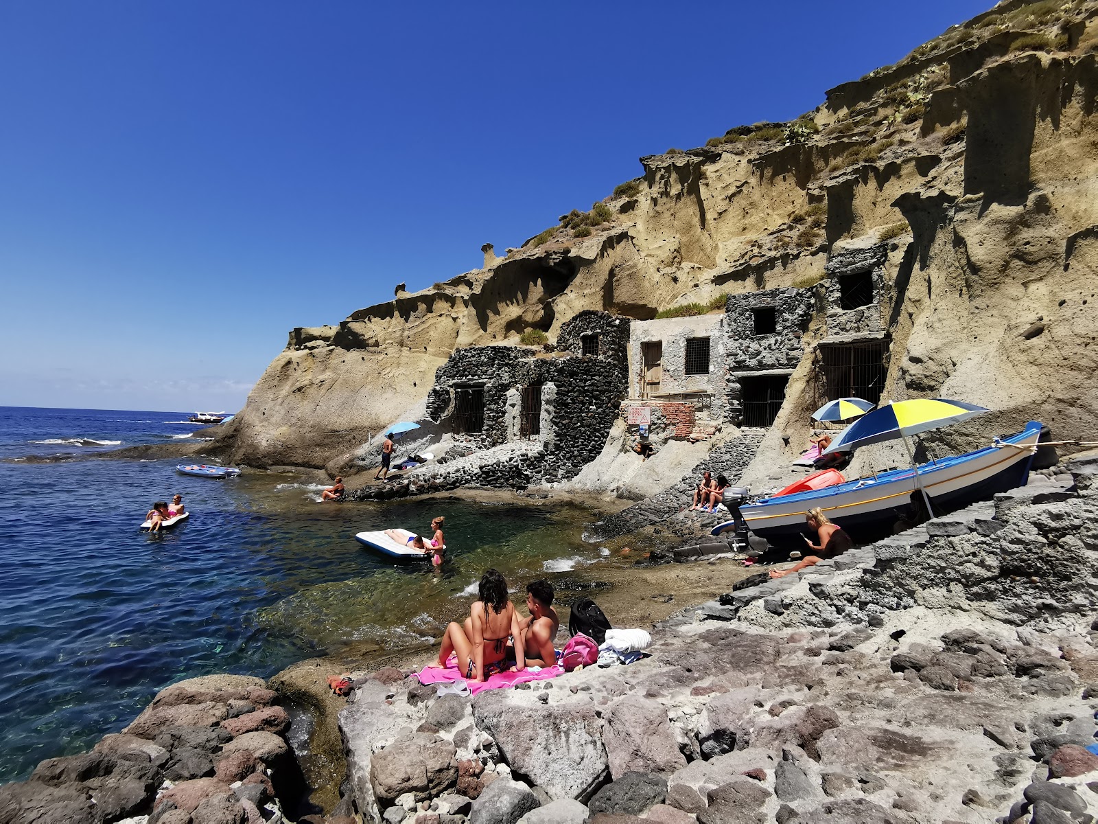 Photo de Pollara Beach avec un rivage droit