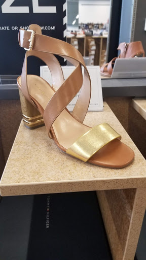 Shoe Store «DSW Designer Shoe Warehouse», reviews and photos, 10060 Reisterstown Rd, Owings Mills, MD 21117, USA