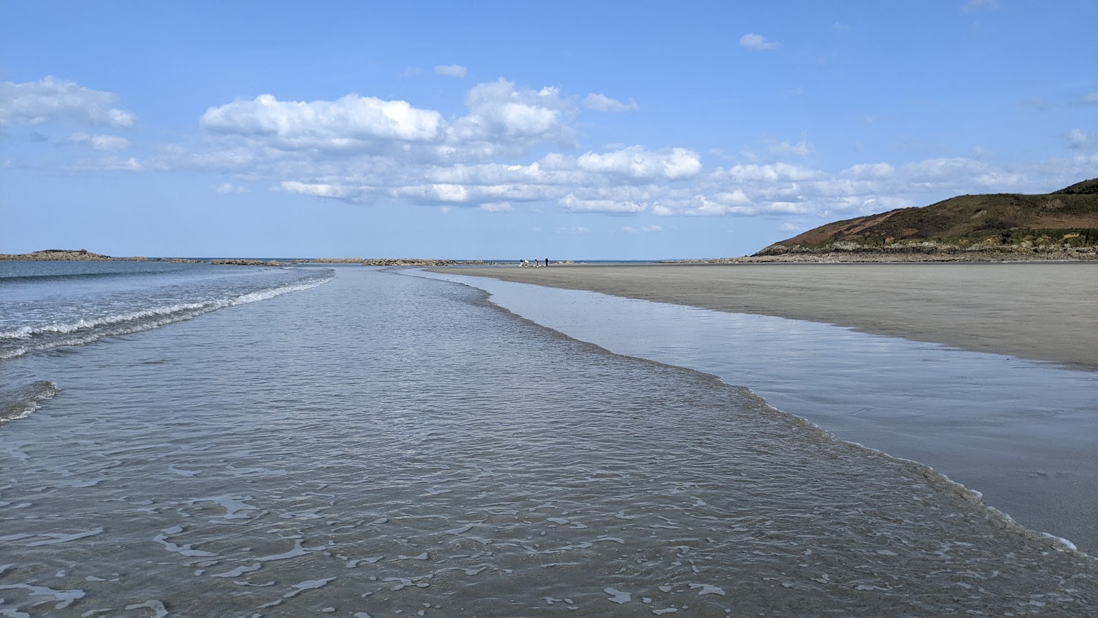 Plage de Plougasnou-Saint-Jean-du-Doigt'in fotoğrafı - rahatlamayı sevenler arasında popüler bir yer