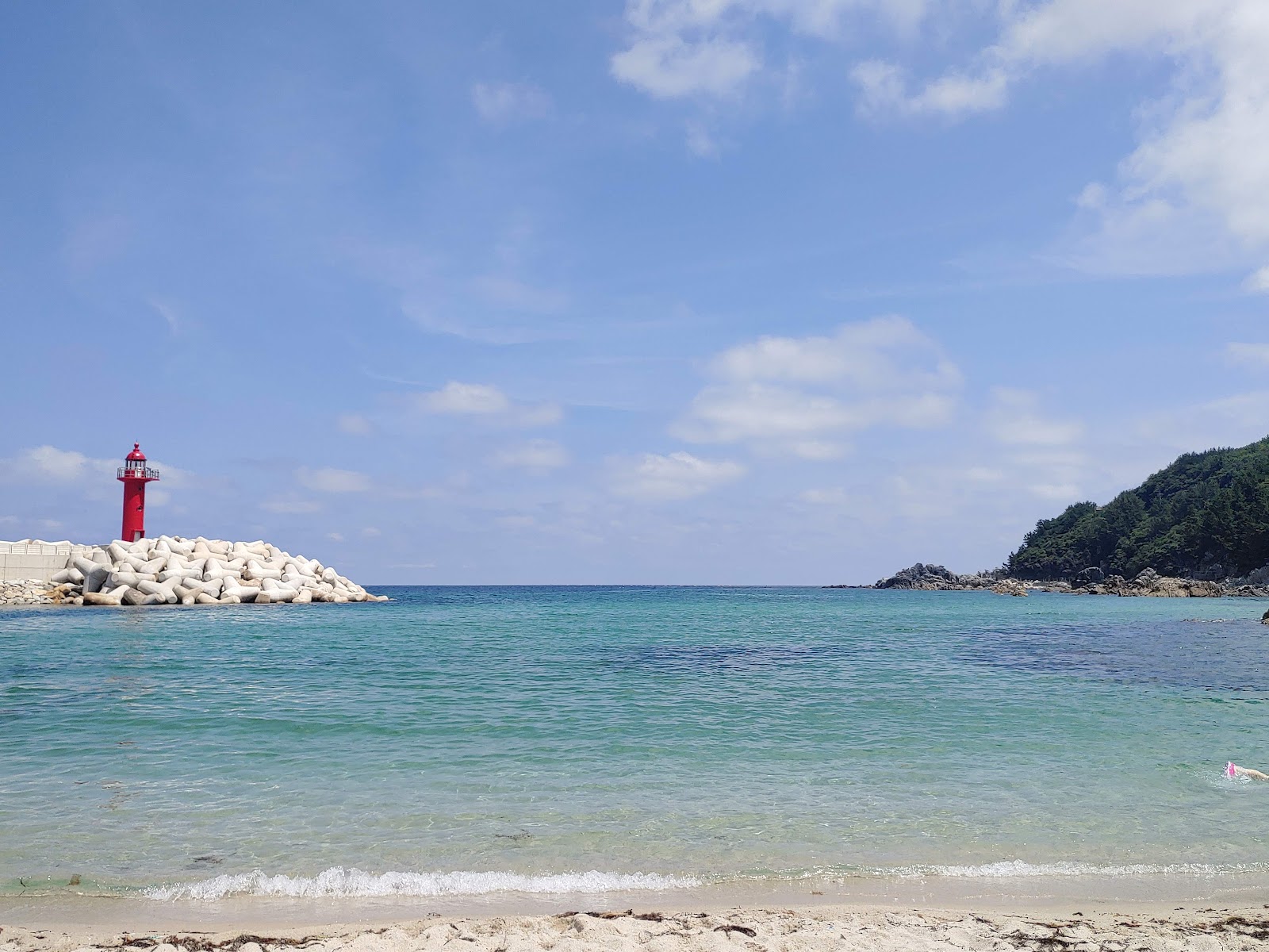 Shinnam Beach的照片 带有碧绿色纯水表面