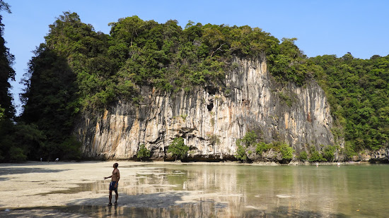 Lagoon of Hong island