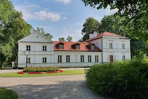 Zabytkowy park przy Muzeum im. K. Pułaskiego w Warce image