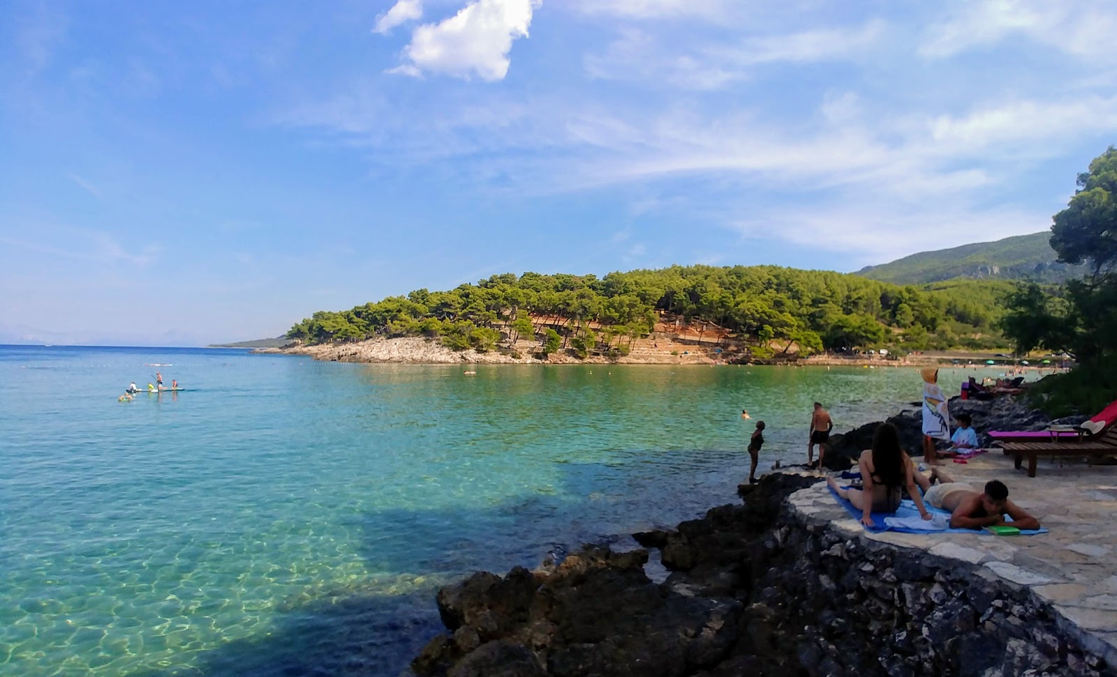 Foto di Mina beach sorretto da scogliere