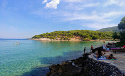 Foto di Mina beach sorretto da scogliere