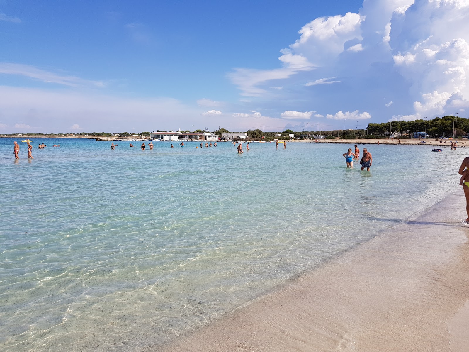 Foto von Spiaggia di Sant'Isidoro mit feiner beiger sand Oberfläche