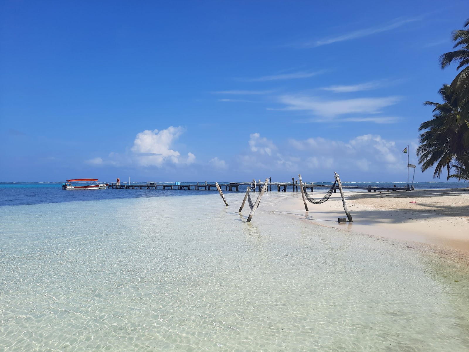 Foto van Yani Island Strand met wit fijn zand oppervlakte