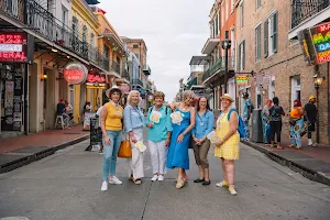 Two Chicks Walking Tours image