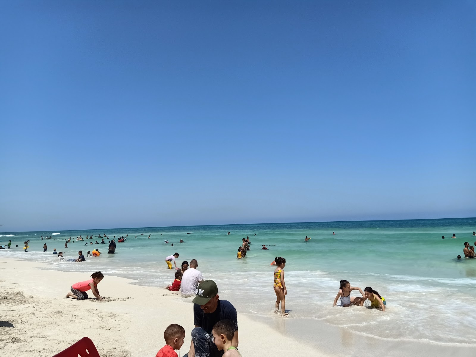 Foto av Hanouville Public Beach med turkos rent vatten yta
