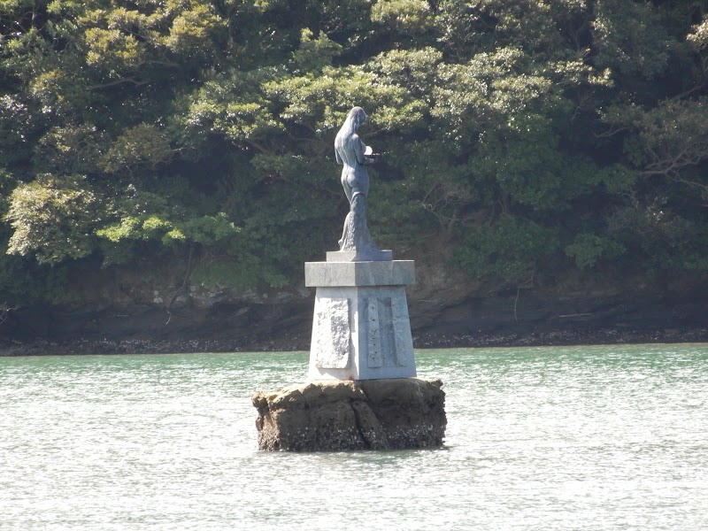 浅茅湾の真珠(しらたま)の乙女像