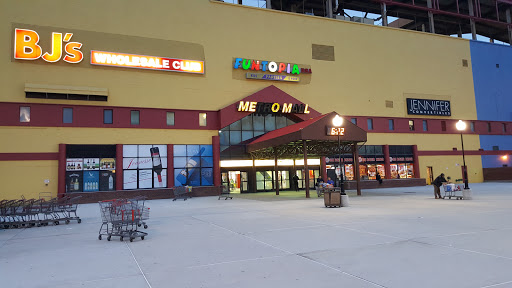 Shopping Mall «Metro Mall-Middle Village», reviews and photos, 6626 Metropolitan Ave, Middle Village, NY 11379, USA
