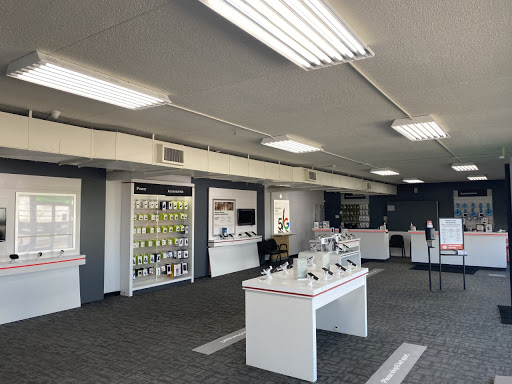 Cell Phone Store «Verizon Authorized Retailer - A Wireless», reviews and photos, 703 S Cumberland St, Lebanon, TN 37087, USA