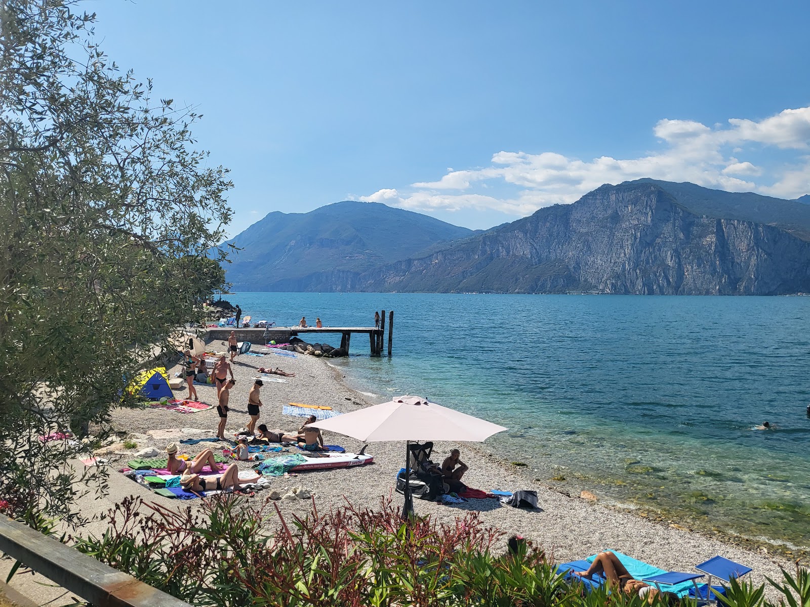 Spiaggia via Gardesana的照片 带有蓝色纯水表面