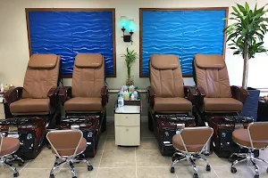 T and D Nail Salon image