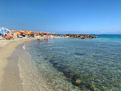 Spiaggia di Trainiti'in fotoğrafı geniş bir kıyı şeridi ile birlikte