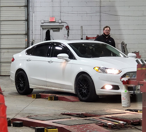 Tire Shop «Discount Tire Store - Joliet, IL», reviews and photos, 1719 W Jefferson St, Joliet, IL 60435, USA