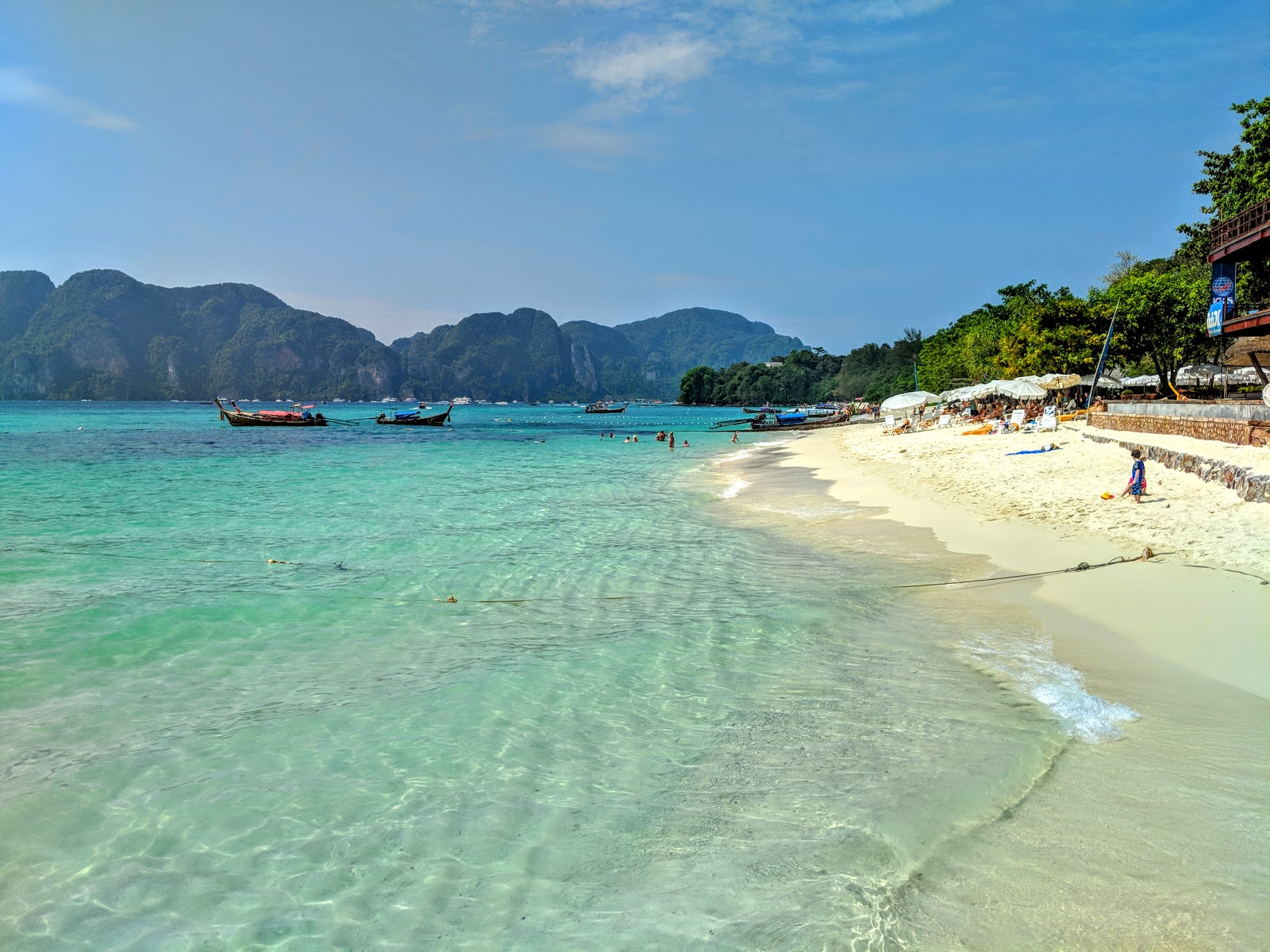 Phi Phi Long Plajı'in fotoğrafı beyaz ince kum yüzey ile