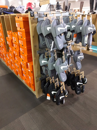 Shoe Store «DSW Designer Shoe Warehouse», reviews and photos, 19500 Plummer St, Northridge, CA 91324, USA