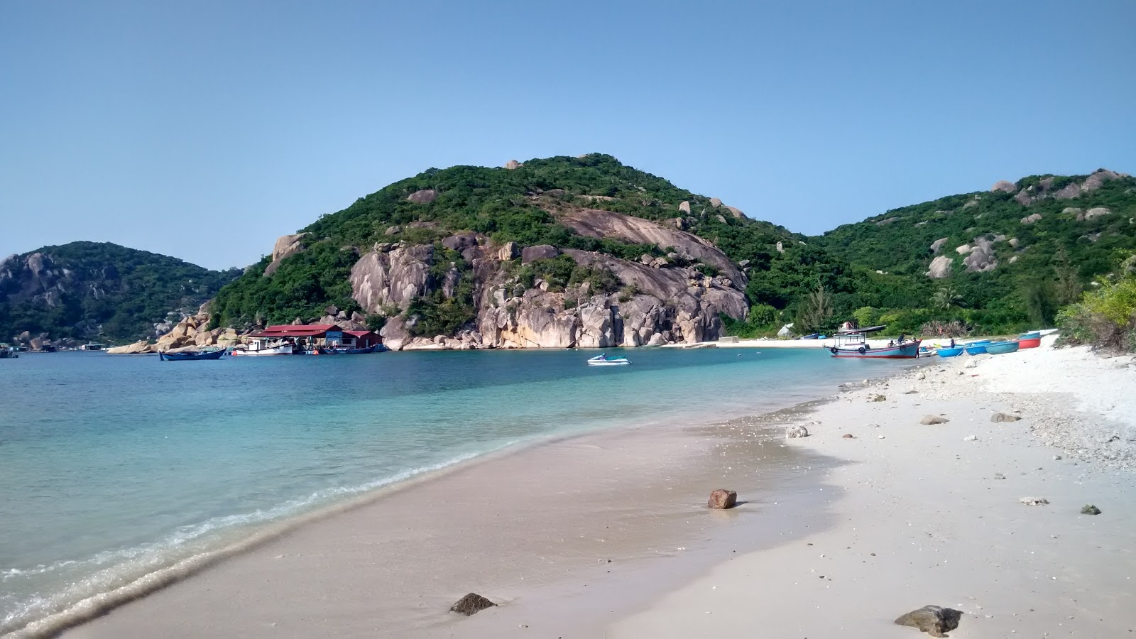 Foto van Bai Nha Beach met lichte fijne kiezelsteen oppervlakte