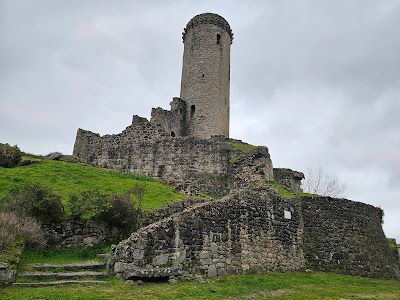 Donjon du Château de Piégut à Piégut-Pluviers