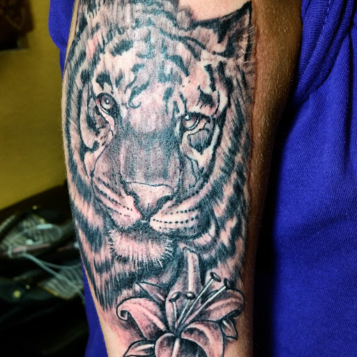 Tattoo Shop «Lizards Ink Tattoo Studio Denton», reviews and photos, 1111 E McKinney St, Denton, TX 76209, USA