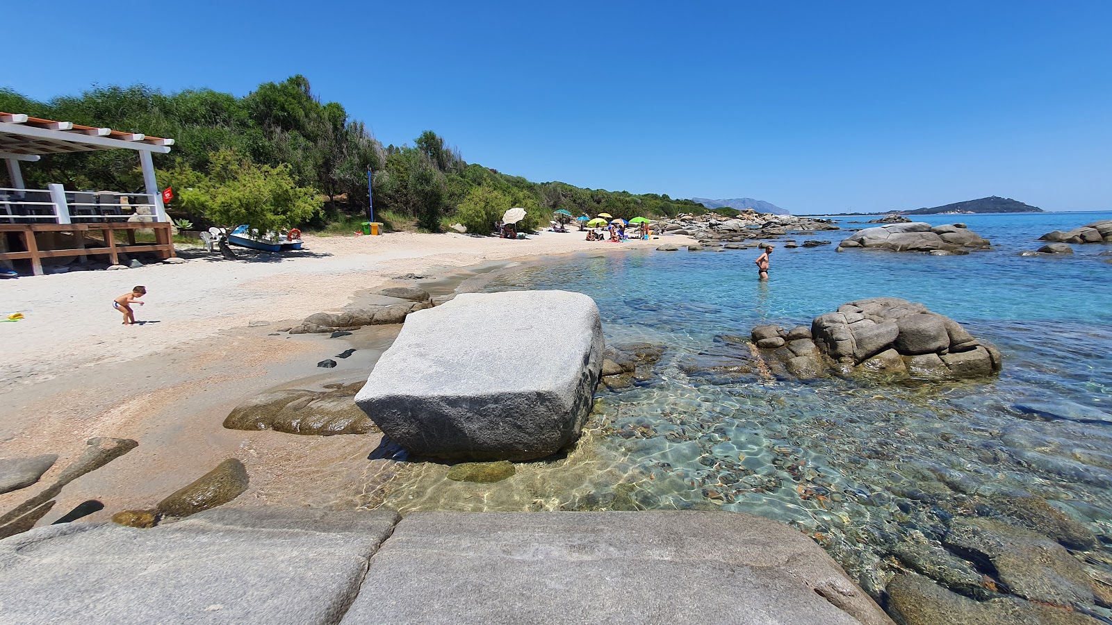 Foto von Spiaggia di Cala Ginepro mit sehr sauber Sauberkeitsgrad